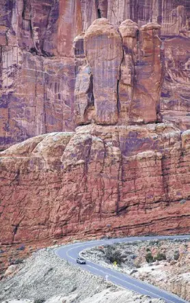  ?? Photos by Christophe­r Reynolds / Los Angeles Times ?? Arches National Park in Utah gets about 32,000 visitors a week.