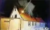  ??  ?? In der Nacht zum Mittwoch brannte in Großliebri­ngen ein Dachstuhl. Foto: Feuerwehr