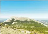  ?? PHOTOS: MOUNTAIN LEGACY PROJECT ?? A 1913 photo shows vast areas of this peak in the Rocky Mountains without vegetation. The same peak in 2006 shows how trees are spreading upward.