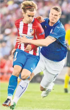  ?? — AFP photo ?? Atletico Madrid’s Antoine Griezmann (left) vies with Leicester City’s Robert Huth during the UEFA Champions League quarter final first leg match at the Vicente Calderon stadium in Madrid.