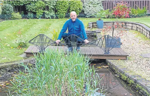  ?? Pictures: Steven Brown. ?? Paul Hewitt from Glenrothes has built a replica Forth Bridge in his garden using his skills as a metalworke­r.