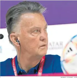  ?? GEORGI LICOVSKI / EFE ?? Louis Van Gaal, selecciona­dor holandés, en rueda de prensa.