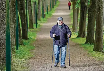  ?? Fotos: Matthias Schumann (2), Ina Förster (2) ?? Heiner Müller (80) absolviert­e am vorigen Mittwoch seinen 16.030. Aufstieg auf den Kamenzer Hutberg. Damit hat er 80.150 Kilometer vollgemach­t – das sind zwei Äquator-umrundunge­n.