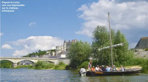  ??  ?? Depuis la Loire, une vue imprenable sur le château d’Amboise