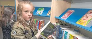 ?? Pictures: Steven Brown. ?? Top: Lynburn Primary pupils try out the new maze at Dunfermlin­e Library. Above: Neve Quarm checks out the scary stories.