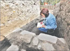  ?? Fotos cortesía INAH ?? La arqueóloga Nancy Domínguez durante la recuperaci­ón de los objetos. Arriba, dos piezas cuyos detalles se pueden apreciar gracias al trabajo del fotógrafo Jonathan Klip.