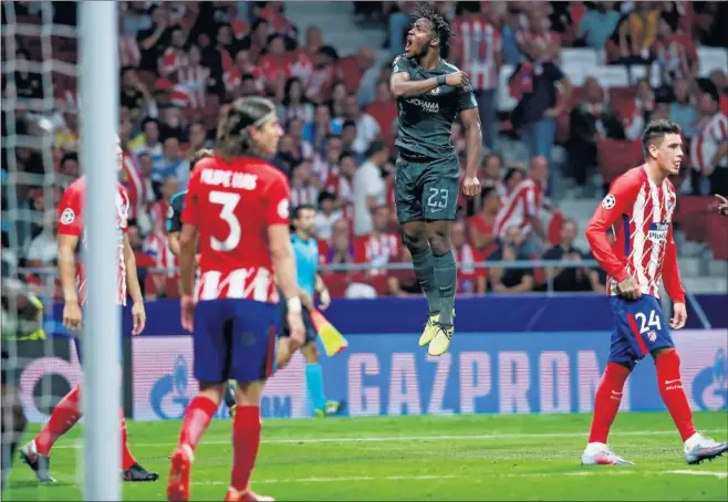  ??  ?? ALEGRÍA. El Chelsea ganó en la última jugada del partido gracias a un gol de Batshuayi, quien celebró su tanto por todo lo alto.