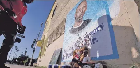  ?? Luis Sinco
Los Angeles Times ?? A MEMORIAL
to Ezell Ford at 65th Street and Broadway, near where he was shot by LAPD officers who were trying to detain him.