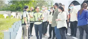  ?? ?? TINJAU: Mohamad Zulkefly (dua kiri) ketika meninjau projek jalan pesisir pantai Labuan, di sini.