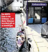  ??  ?? Das MOPOKanu in der Schleuse: 1,50 Meter Höhenunter­schied gilt es zu bewältigen.