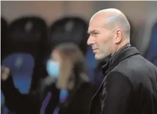  ?? AFP ?? Zidane observa a sus jugadores durante un partido