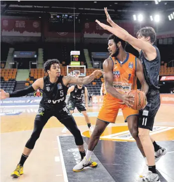  ?? FOTO: HORST HÖRGER ?? Cristiano Felicio (Mitte) war im Bundesliga-Heimspiel von Ratiopharm Ulm gegen die Hamburg Towers kaum vom Ball zu trennen. Zehn Punkte steuerte er zum knappen 78:74-Sieg bei.