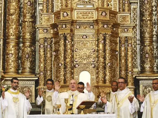  ??  ?? Como exigem as regras da Igreja Católica, dom Murilo enviou para o Vaticano sua carta de renúncia ao cargo religioso e aguarda decisão do papa