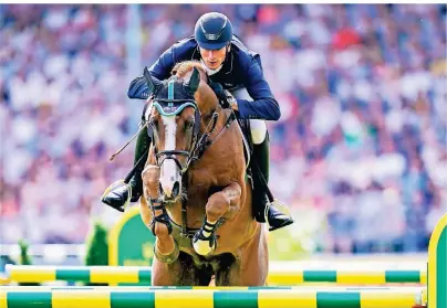  ??  ?? Beim Großen Preis von Aachen treten wieder die besten Springreit­er gegeneinan­der an: Hier ist der deutsche Reiter Daniel Deusser auf seinem Pferd Scuderia unterwegs.