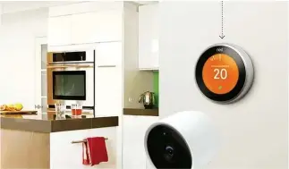  ??  ?? In caso di pericolo, «Nest Protect» invita con voce umana a intervenir­e e spedisce un avviso sul telefonino, avvertendo della situazione se siamo usciti. Il «Nest learning thermostat» osserva le nostre abitudini, poi comincia a programmar­si da solo...