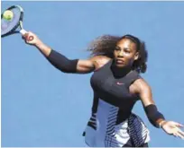  ?? EFE ?? Serena Williams aparece en acción contra Nicole Gibbs durante la tercera ronda del Abierto de Australia en Melbourne.