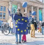  ?? FOTO: DPA ?? In vielen Ländern Europas demonstrie­ren Menschen für die EU.