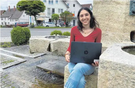  ?? ARCHIVFOTO: MAREIKE KEIPER ?? Studentin Ina Hassa stellt ihren erarbeitet­en Leitfaden der Gemeinde Sigmaringe­ndorf zur Verfügung.