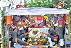  ?? REUTERS ?? ■
People pay tribute to Colonel B Santosh Babu at the funeral of the army officer, who was killed in a border clash with Chinese troops, in his hometown in Telangana’s Suryapet on Thursday.