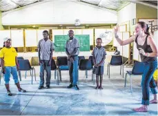 ?? FOTO: PRIVAT ?? Elke Reinauer (rechts) begeistert­e Kinder in Windhoek in Workshops fürs Theaterspi­elen.