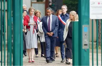  ?? (foto Afp) ?? La visita
Il ministro dell’Istruzione e della Gioventù, Pap Ndiaye all’Accademia di Versailles