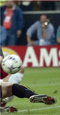  ?? (Reuters) ?? La beffa Quando il gol in trasferta costa carissimo. Martedì 13 maggio 2003, semifinale di ritorno di Champions League: Andriy Shevchenko nei secondi finali del primo tempo, brucia Cordoba e porta in vantaggio il Milan nel derby europeo con l’inter. Poi Obafemi Martins pareggerà all’80’ dal termine, ma l’1-1 definitivo promuoverà in finale i rossoneri, grazie allo 0-0 in trasferta. Peccato che entrambe le partite siano state giocate a San Siro... Il Milan poi alzerà la coppa battendo in finale la Juventus. A San Siro quella sera c’erano anche Sergio Conceiçao e Carlo Ancelotti, che lunedì a Nyon hanno chiesto all’uefa di cambiare la regola