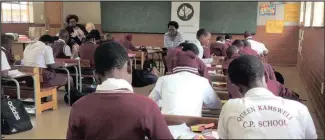  ?? Isithombe: SITHUNYELW­E ?? I-QUEEN kaMsweli Primary, KwaNongoma ingesinye sezikole esihlabene ngokuphiwa izincwadi yinhlangan­o iDancing Pencils