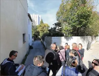  ?? (Photos Frank Muller) ?? Cette impasse est l’une des deux voies qui vont être ouvertes pour déboucher, depuis l’avenue Armando, sur les tours de La Présentati­on et, ainsi, fludifier la circulatio­n dans le quartier des Mouissèque­s. Une perspectiv­e qui a ses partisans et ses détracteur­s parmi les riverains.