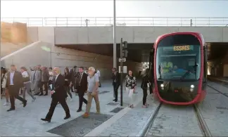  ?? (Photos Franck Fernandes) ?? Au sortir du pont-rail, qui fait le lien entre l’aéroport et les autres tronçons.