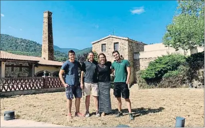  ?? RAMÓN FRANCÀS ?? Mariona Rendé y Jordi Roig con sus hijos Arnau y Jordi ante la nueva bodega