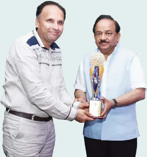  ??  ?? Puneet Jain, Proprietor, Jain Chemical Industries being Awarded The Most Respected & Trusted Co. in Rubber Chemicals & Minerals award by Dr. Harsh Vardhan, Hon’ble Minister of Science & Technology and Earth Sciences at Business Sphere 13th Annual...