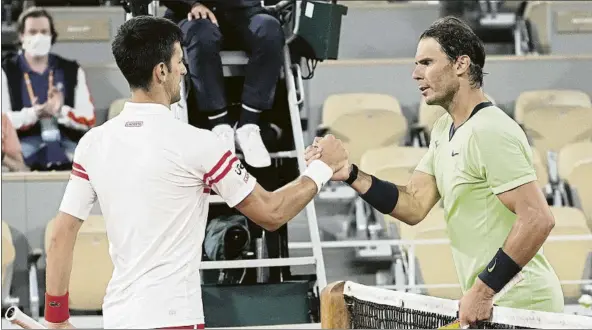  ?? FOTO: AP ?? Novak Djokovic y Rafa Nadal, en la semifinal de Roland Garros 2022, que ganó el español en su camino hacia la conquista de su decimocuar­ta Copa de los Mosquetero­s en París