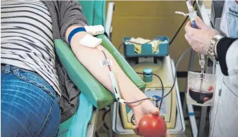  ?? FOTO: DPA ?? Blutspende­r sind gefragt – besonders in Ferienzeit­en.