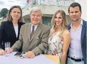  ?? FOTO: BRAB ?? Familienau­sflug: Chiara, Lutz und Mark Aengevelt mit Rachel Theloy (2. v.l.) wollten auch wetten