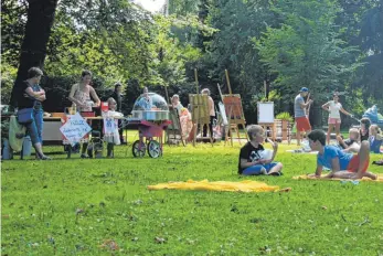  ?? FOTO: STADT PFULLENDOR­F ?? Beim Stadtpickn­ick im vergangene­n Jahr hätte das Wetter kaum besser sein können. Dieses Mal hatten die Veranstalt­er aber Pech: Wegen des starken Regens sagten sie das Picknick ab.