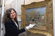  ?? Foto: Martin Schneider ?? Museumsdir­ektorin Agnieszka Gasior mit dem Gemälde „Kastanienb­äume/Bauernhof in Les Collettes, Cagnes“von Pierre-Auguste Renoir im Depot des Schlesisch­en Museums zu Görlitz.