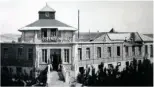  ??  ?? El Viejo Hotel Ostende en la costa atlántica. Fachada actual y en la época de la fundación en el año 1913. Construido por iniciativa de un grupo belga.