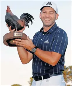  ??  ?? García, con el trofeo de campeón ayer en Jackson, Misisipi (EE UU).