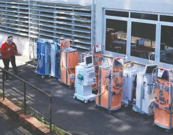  ?? MARCO DI LAURO / GETTY IMAGES ?? New ventilator­s are lined up outside the Columbus COVID 2 Hospital in Rome, Italy, on Monday.