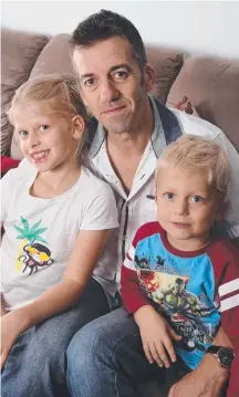  ?? Picture: STEVE HOLLAND ?? MS sufferer Peter Bradley with his children, Sienna and Caylem. He wants to try stem-cell treatment.