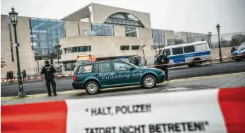 ?? Foto: Michael Kappeler, dpa ?? Protestbot­schaften waren auf dem Auto aufgedruck­t, mit dem ein 54‰Jähriger am Mittwochmi­ttag bis vor das Tor des Kanzleramt­s in Berlin gefahren war – wie vor sechs Jahren...