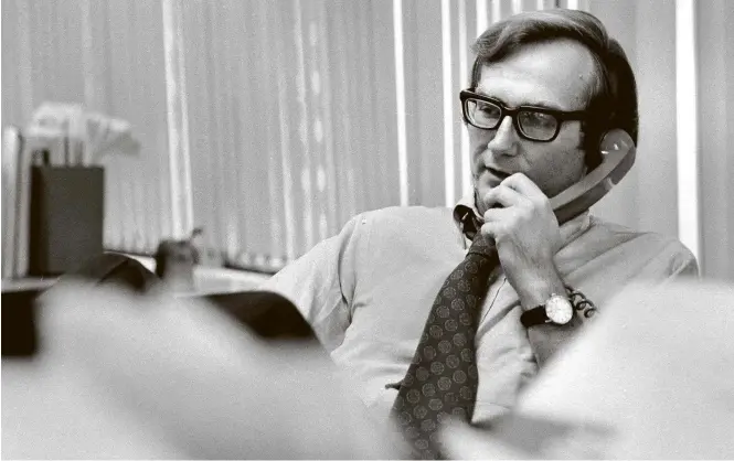  ?? The New York Times ?? O repórter Seymour Hersh em seu escritório do New York Times, em 1975