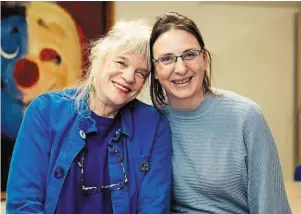  ?? | PHOTO : ALEXANDRE MARTIN, OUEST-FRANCE ?? La joyeuse Caroline Simonds, fondatrice du Rire médecin, aux côtés de sa collaborat­rice Pauline Réant.