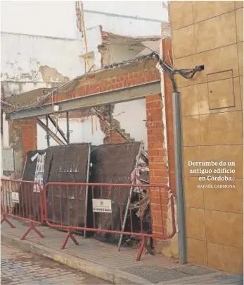  ?? RAFAEL CARMONA ?? Derrumbe de un antiguo edificio en Córdoba//