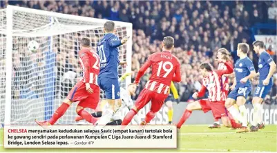  ?? — Gambar AFP ?? CHELSEA menyamakan kedudukan selepas Savic (empat kanan) tertolak bola ke gawang sendiri pada perlawanan Kumpulan C Liga Juara-Juara di Stamford Bridge, London Selasa lepas.