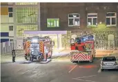  ?? FOTO: RIXKENS ?? Die Feuerwehr ist am Sonntagabe­nd zum Maria Hilf ausgerückt. Dort brannte es im zweiten Obergescho­ss.