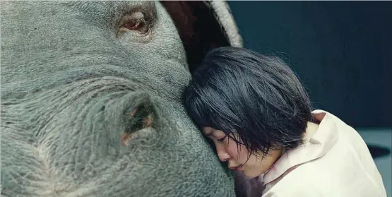  ?? [ Netflix] ?? Okja, eine neugezücht­ete Kreatur, soll die Hungrigen der Welt nähren – und einem Konzern bei der Image-Reparatur helfen. Tierschütz­er stellen sich in den Weg.