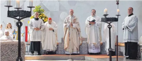  ?? FOTOS: HEIDI KELLER ?? Der festliche Gottesdien­st mit Konzelebra­nten und Weihbischo­f Peter Birkhofer (Mitte) bewegt die Gläubigen in der Kirche.