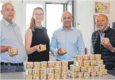  ?? ?? Wolfgang Stühle, Stefanie Renz vom Schirmerho­f, Kevin Wiest und Lothar Huber mit der Spende des Lion-Clubs.