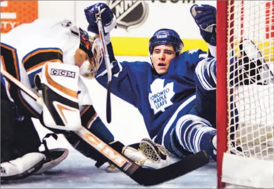  ?? STEVE RUSSELL/TORONTO STAR ?? Rookie Alexander Steen of the Maple Leafs gets close-up view of how Capitals goalie Olaf Kolzig goes about his work as he slides through the crease during last night’s game.